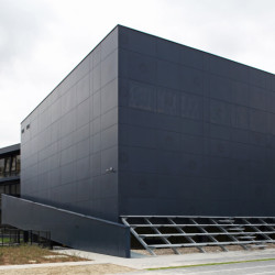 SCHOOL A.S. außen 2